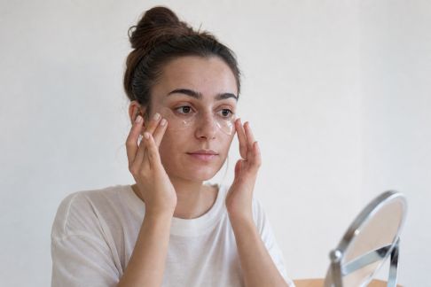 Patchs yeux défatigants : efficacité réelle après nuits courtes et journées longues