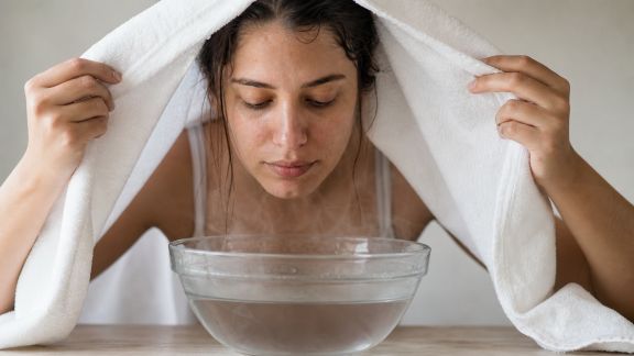 Comment réaliser un bain de vapeur visage à la maison pour une peau éclatante