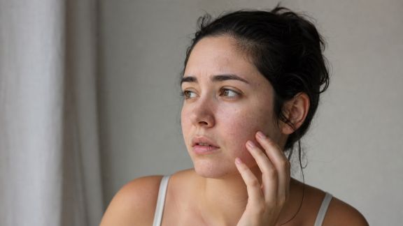 Comprendre l’impact du stress émotionnel sur les peaux sensibles