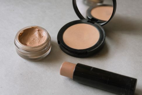 Zoom sur les textures make-up : crème, poudre, stick, comment bien choisir ?