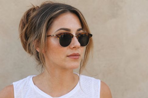 Maquillage et lunettes de soleil : adapter son make-up pour un regard mis en valeur