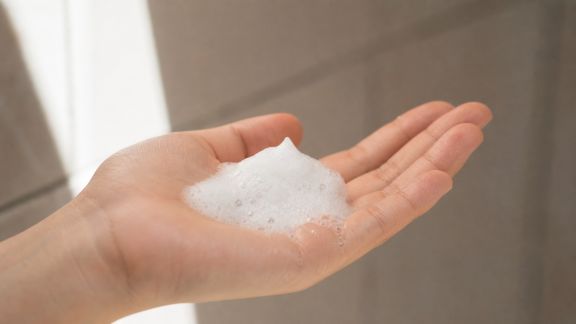 Mousses nettoyantes visage : quelles promesses tenues pour les peaux sensibles ?