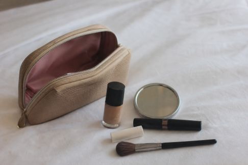 Maquillage en voyage : organiser sa trousse et privilégier les indispensables