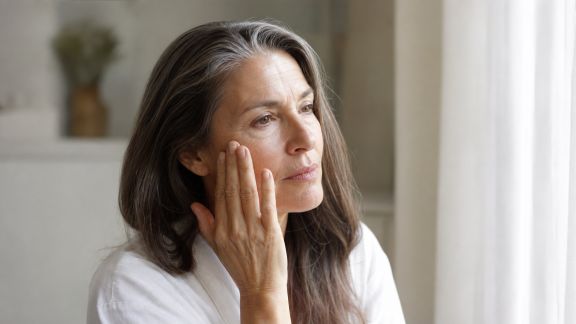 Ménopause et anti-âge : comment accompagner sa peau pendant les bouleversements hormonaux