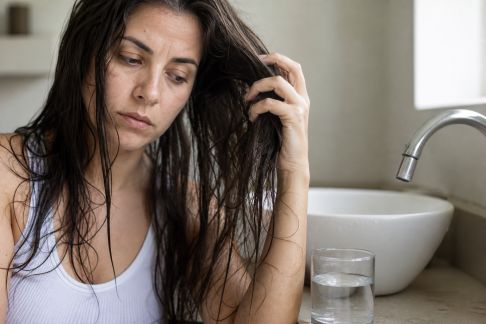 Cheveux et eau calcaire : impacts et astuces pour limiter les dégâts