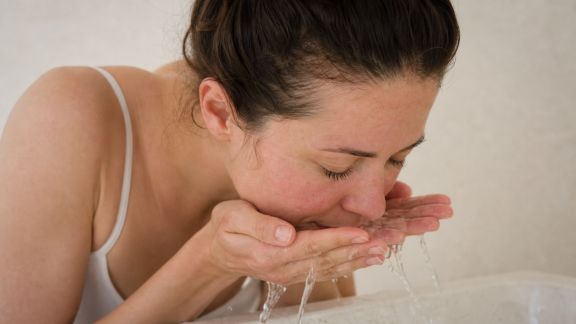 L’eau thermale : atout apaisant pour les peaux réactives ?