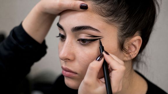 Liner graphique : réussir des maquillages audacieux étape par étape