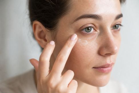 Soins du contour des yeux : quelles précautions pour une zone très sensible ?