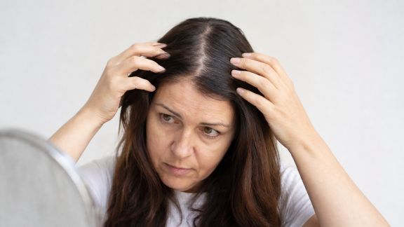 Perte de volume avec l’âge : astuces et solutions capillaires pour redensifier sa chevelure