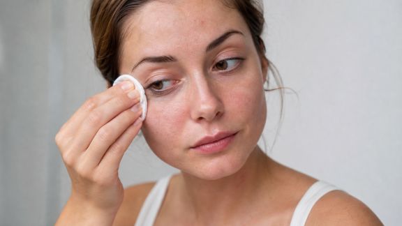 Démaquillage en douceur : méthodes et produits adaptés aux peaux sensibles