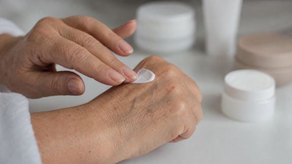 Crèmes anti-taches brunes : test de plusieurs références sur peau mature