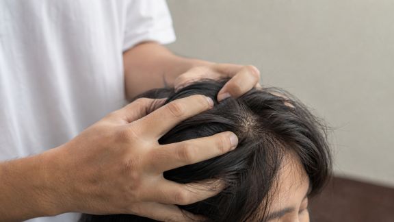 Réaliser un massage du cuir chevelu pour stimuler la pousse des cheveux