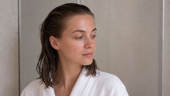 Comment réussir un effet wet hair chic et rapide à la maison