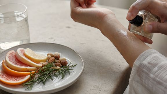 L’influence de l’alimentation sur la tenue des parfums sur la peau