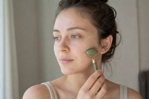 Tutoriel pour utiliser un rouleau de jade et maximiser ses bienfaits sur la peau