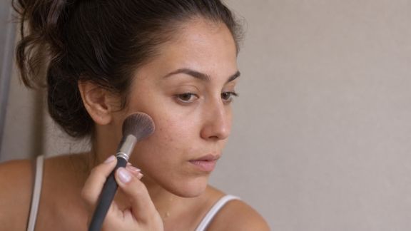 Peaux sensibles et maquillage longue tenue : astuces pour éviter l’inconfort