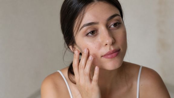 Astuces pour fixer son maquillage toute la journée sans retouche