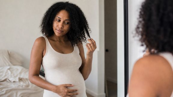 Cheveux et grossesse : tout savoir sur les changements et les soins adaptés