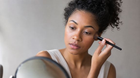 Maquillage des peaux noires et métissées : adapter les produits pour sublimer la carnation