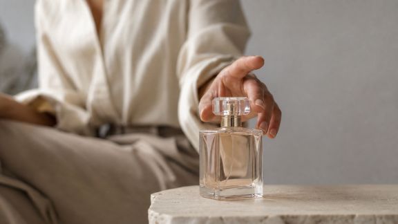 Comment associer son parfum à son style vestimentaire pour une signature olfactive unique