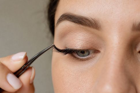 Les faux-cils : pose, entretien et sélection selon la forme d’œil