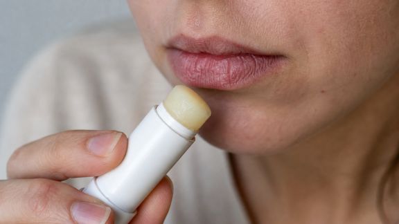 Baumes à lèvres bio : efficacité réelle sur lèvres sèches et gercées