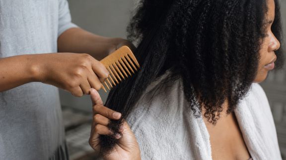 Techniques simples pour démêler ses cheveux sans les abîmer
