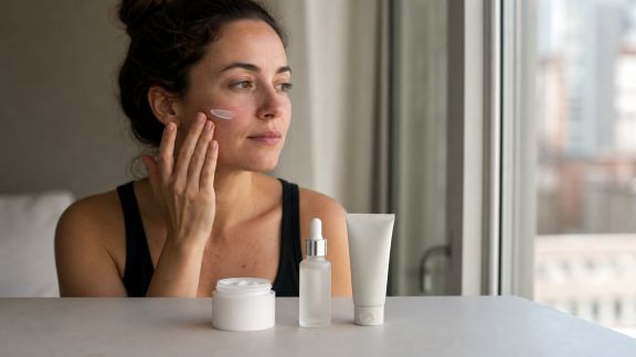 Comment adapter sa routine anti-âge en cas d’exposition à la lumière bleue
