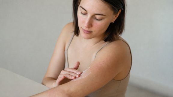 Bien vivre avec une dermatite atopique : routines adaptées aux peaux sensibles