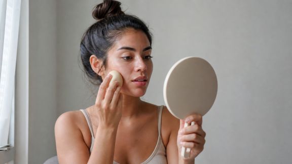 Maquillage pour les photos : techniques pour un teint éclatant devant l’appareil