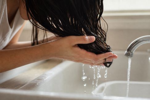 Dépolluer ses cheveux : méthodes douces pour éliminer les résidus indésirables