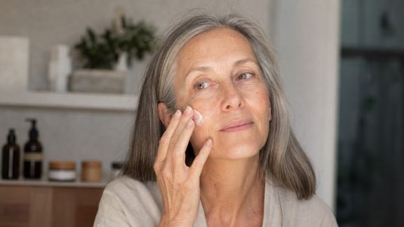 Routine green pour la peau mature : adapter ses soins au fil du temps
