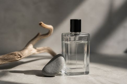 Parfums unisexes : pourquoi séduisent-ils de plus en plus ?