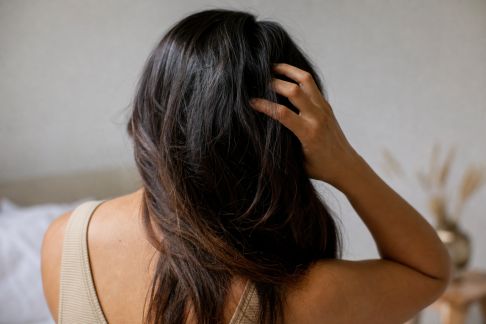 Cheveux ternes : solutions naturelles pour retrouver de la brillance