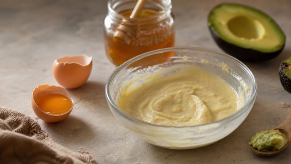 Créer un masque capillaire fortifiant pour cheveux abîmés avec des produits naturels
