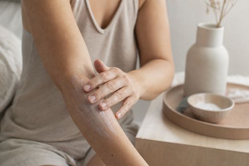 Laits corps apaisants : quel soulagement pour les peaux sensibles ?