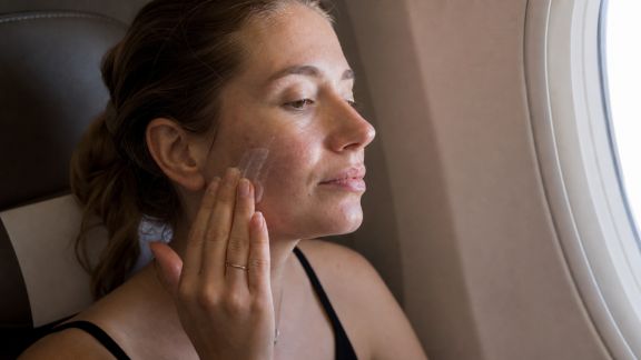 Peaux sensibles et voyages en avion : prévenir la déshydratation et l’inconfort