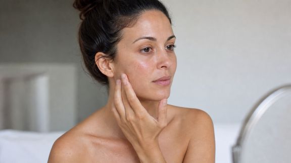 Soins visage en cas de changements hormonaux : adapter sa routine efficacement