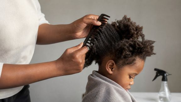 Routine capillaire pour enfants : gestes essentiels et erreurs à éviter