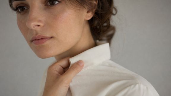 Maquillage anti-transfert : astuces pour éviter les traces sur les vêtements