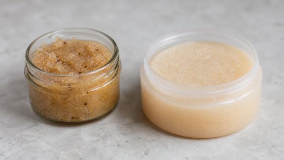 Gommages corps maison vs achetés : lequel choisir selon notre test ?