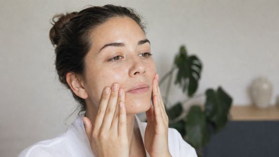 Intégrer un massage facial à sa routine : bienfaits et techniques