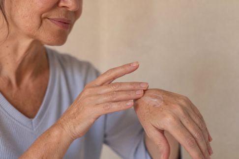 Quels soins ciblés pour atténuer les taches pigmentaires liées à l’âge ?
