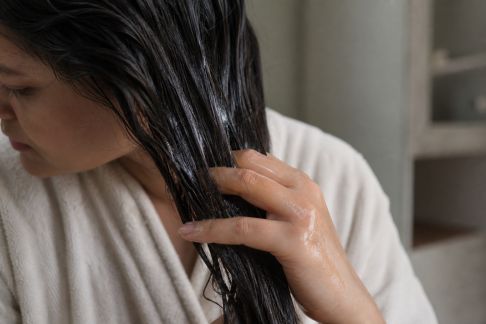 Comment réussir un bain d'huile pour ses cheveux en quelques étapes