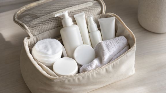 Peaux sensibles et voyage : organiser sa trousse de soins sans risques