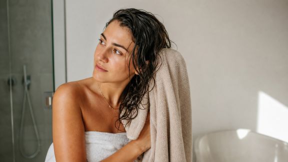 Bien choisir sa serviette pour des cheveux moins cassants et plus brillants
