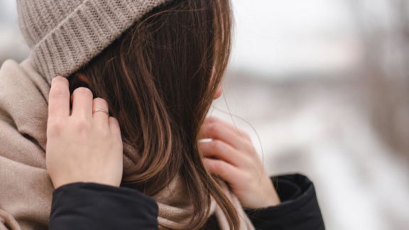 Comment protéger ses cheveux en hiver : conseils pratiques contre le froid